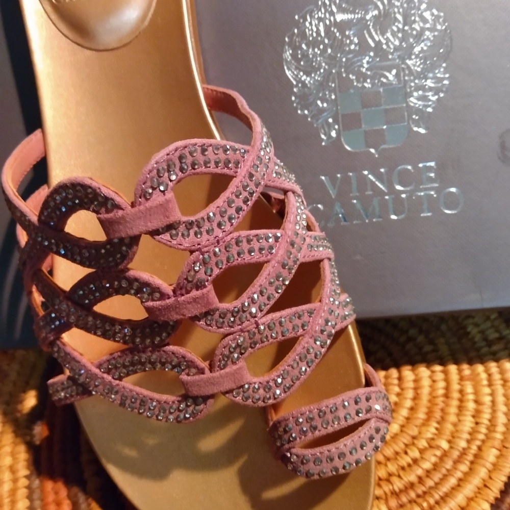 👠$25 SALE!Vince Camuto Toe Loop Sandals